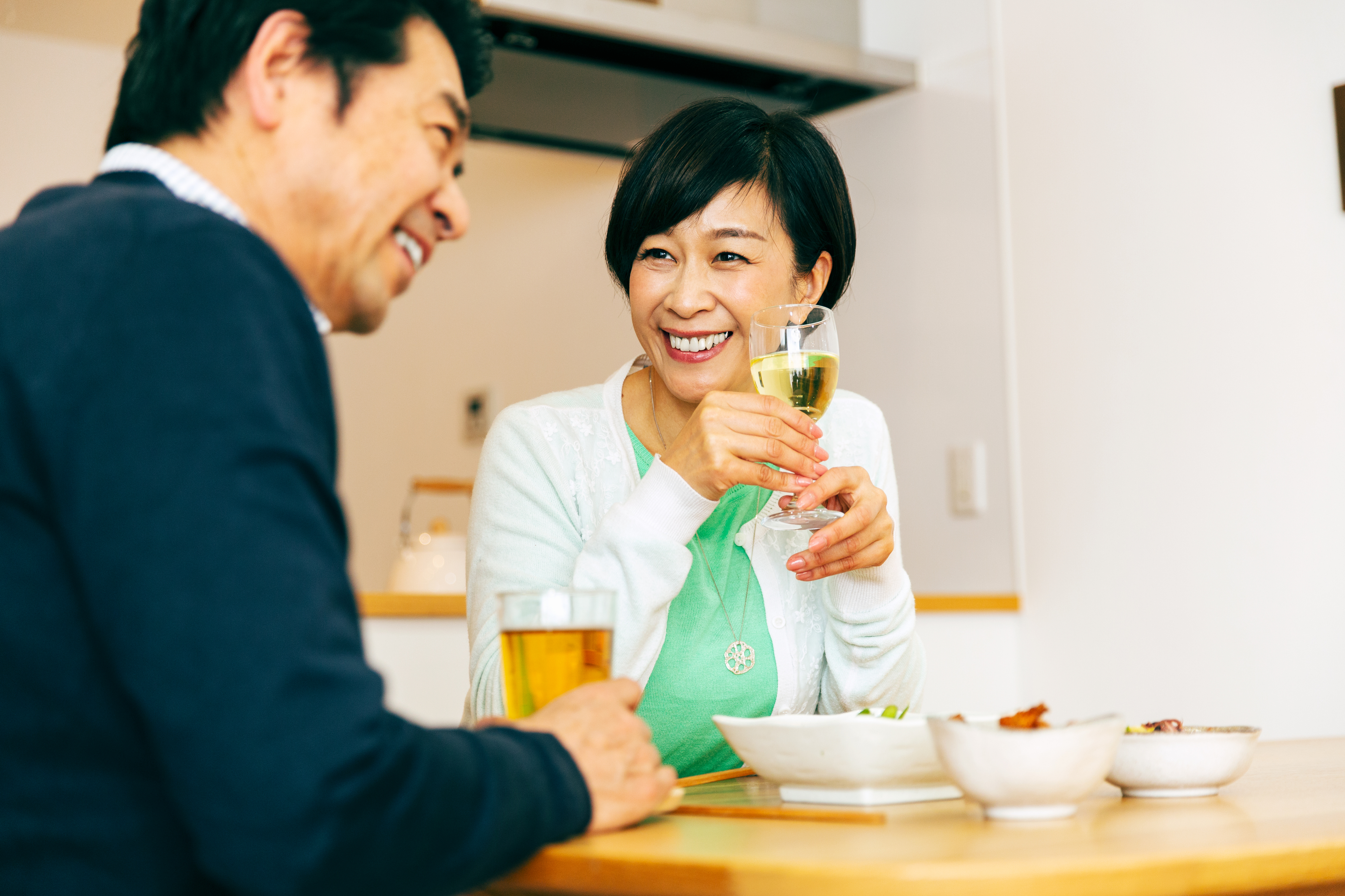 銀婚式のお祝いしている夫婦のイメージ